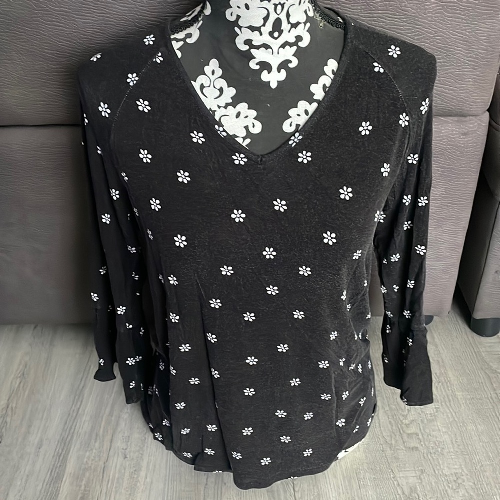 CALVIN KLEIN Black with White Flowers V-Neck Top Size Small